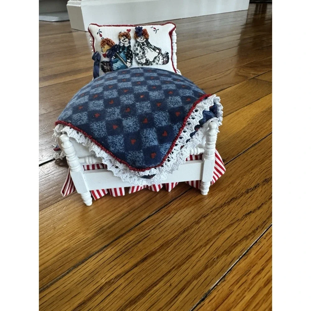 Handmade‎ Miniature Dollhouse White Spindle Bed Quilt Needlepoint Pillow Cozy
